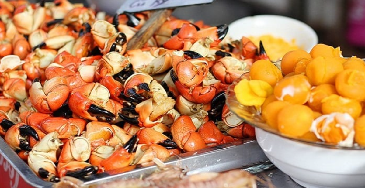 Cù kỳ Quảng Ninh cũng là đặc sản được nhiều du khách "săn lùng". Thịt cù kỳ chủ yếu tập trung ở 2 càng. Bạn có thể chế biến chúng thành các món ăn thơm ngon như: càng cù kỳ hấp, xào xả ớt, xào chua ngọt… Hoặc không, thịt cù kỳ nấu canh, nấu súp hải sản cũng là lựa chọn của rất nhiều du khách.