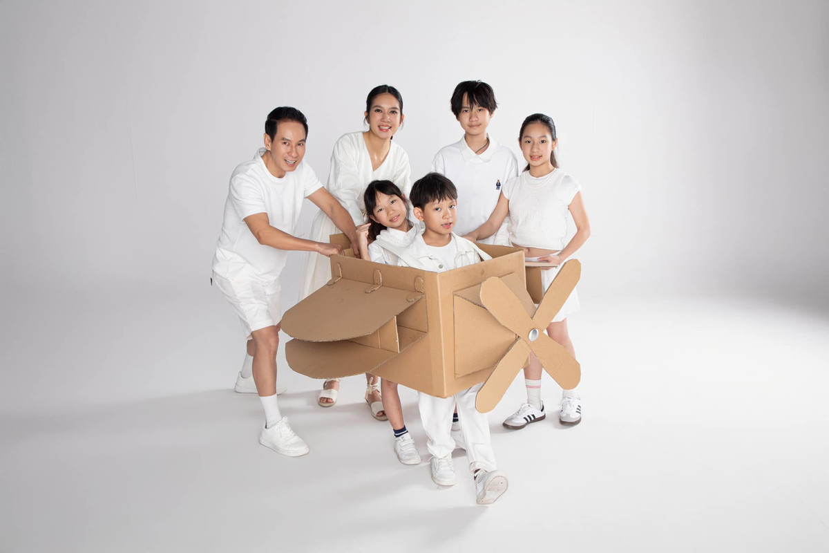 Lý Hải - Minh Hà khoe bộ ảnh đáng yêu bên 4 con. Ảnh: FB Ly Hai Minh Ha