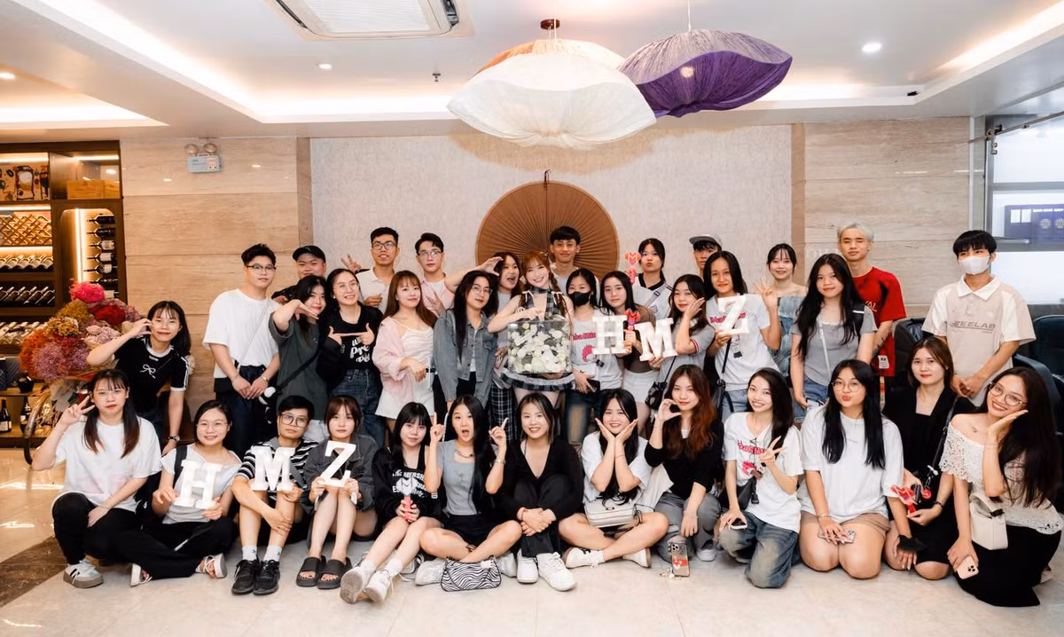 Hòa Minzy chụp ảnh cùng fans. Ảnh: FB Hòa Minzy