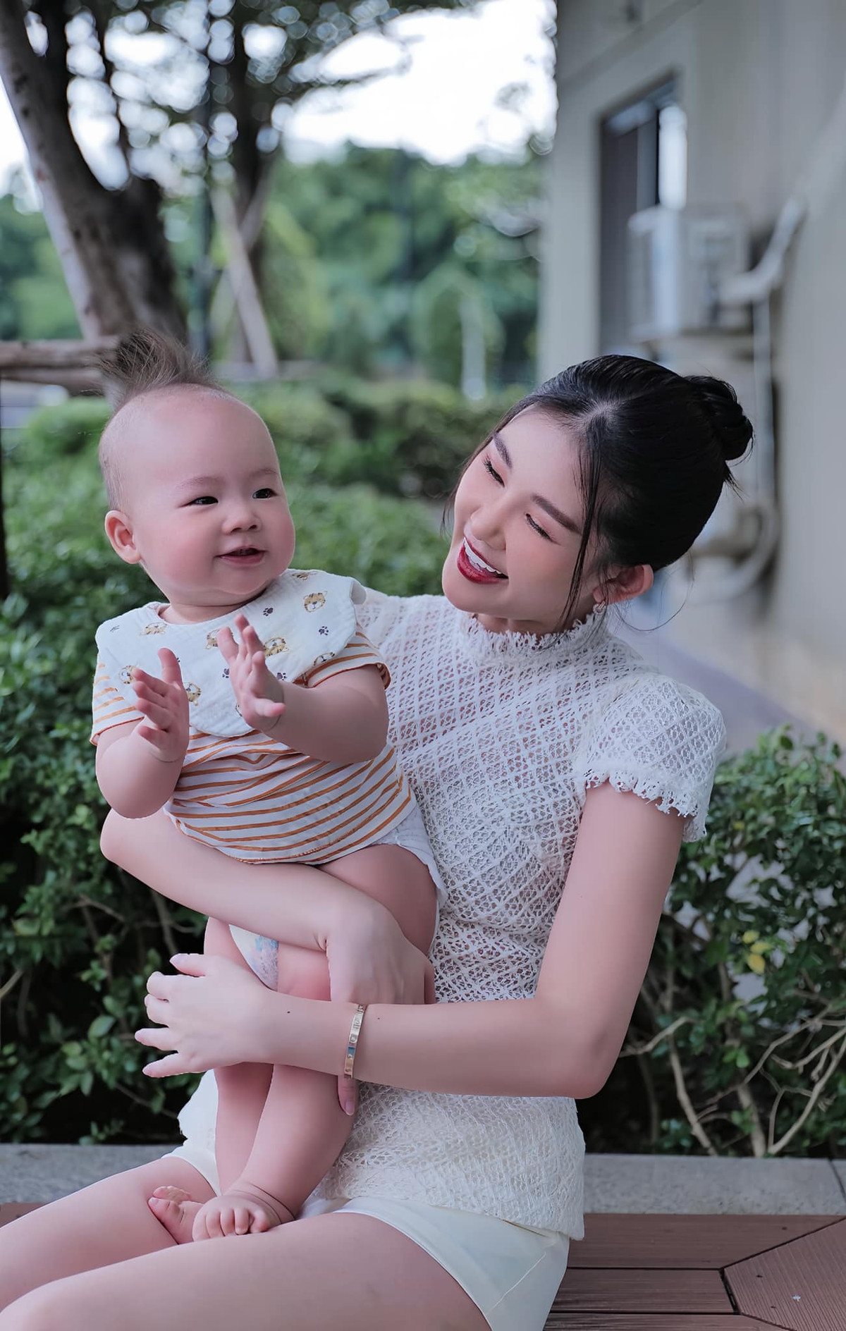 Lê Âu Ngân Anh đẹp rạng rỡ bên con trai cưng. Ảnh: FB Lê Âu Ngân Anh
