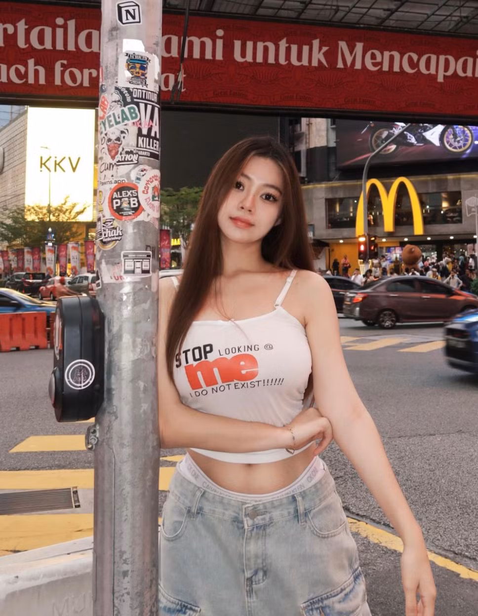 Jasmine thường xuyên lựa chọn những bộ trang phục bó sát.