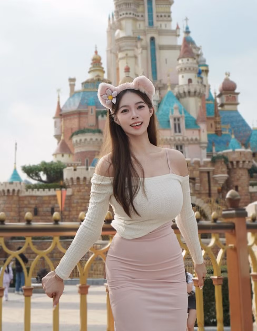 Những đường cắt cúp tinh tế trên trang phục giúp tôn lên điểm mạnh cơ thể, đồng thời che đi khuyết điểm của cô nàng một cách khéo léo.