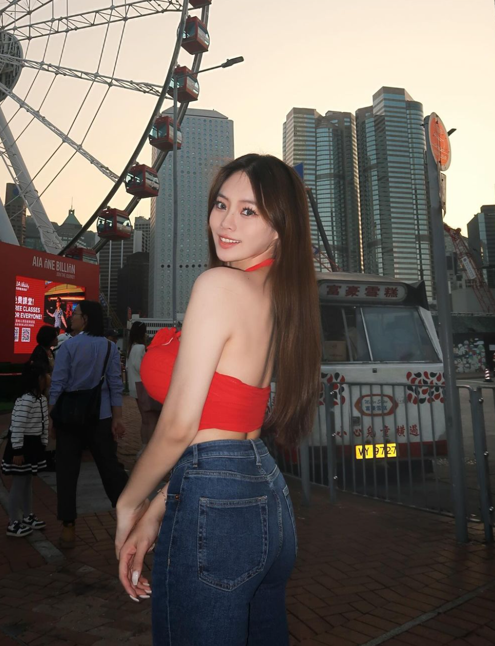 Bên cạnh đó, việc lựa chọn những màu sắc nổi bật như đỏ, vàng, hồng... cũng góp phần làm tăng thêm sự thu hút của Jasmine.