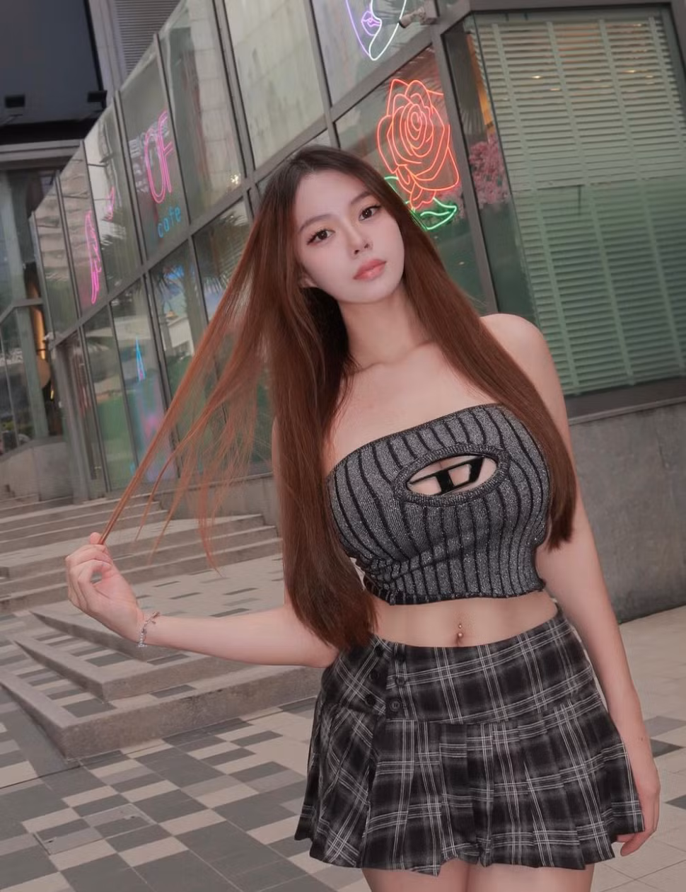 Vòng một đầy đặn, vòng eo thon gọn và vòng ba gợi cảm là những ưu điểm hình thể nổi bật của cô nàng.