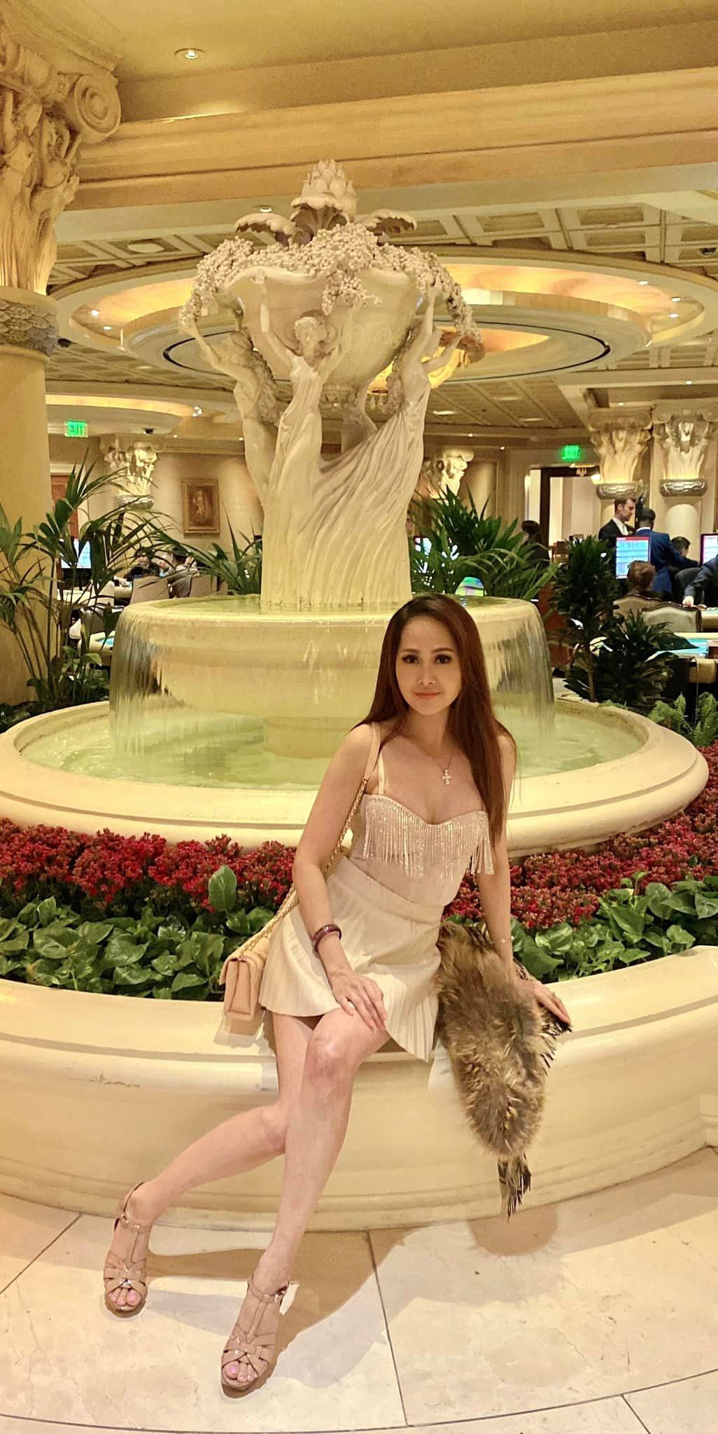 Nữ diễn viên vẫn thường xuyên cập nhật hình ảnh công việc, cuộc sống đời thường đến người hâm mộ thông qua trang Facebook cá nhân.