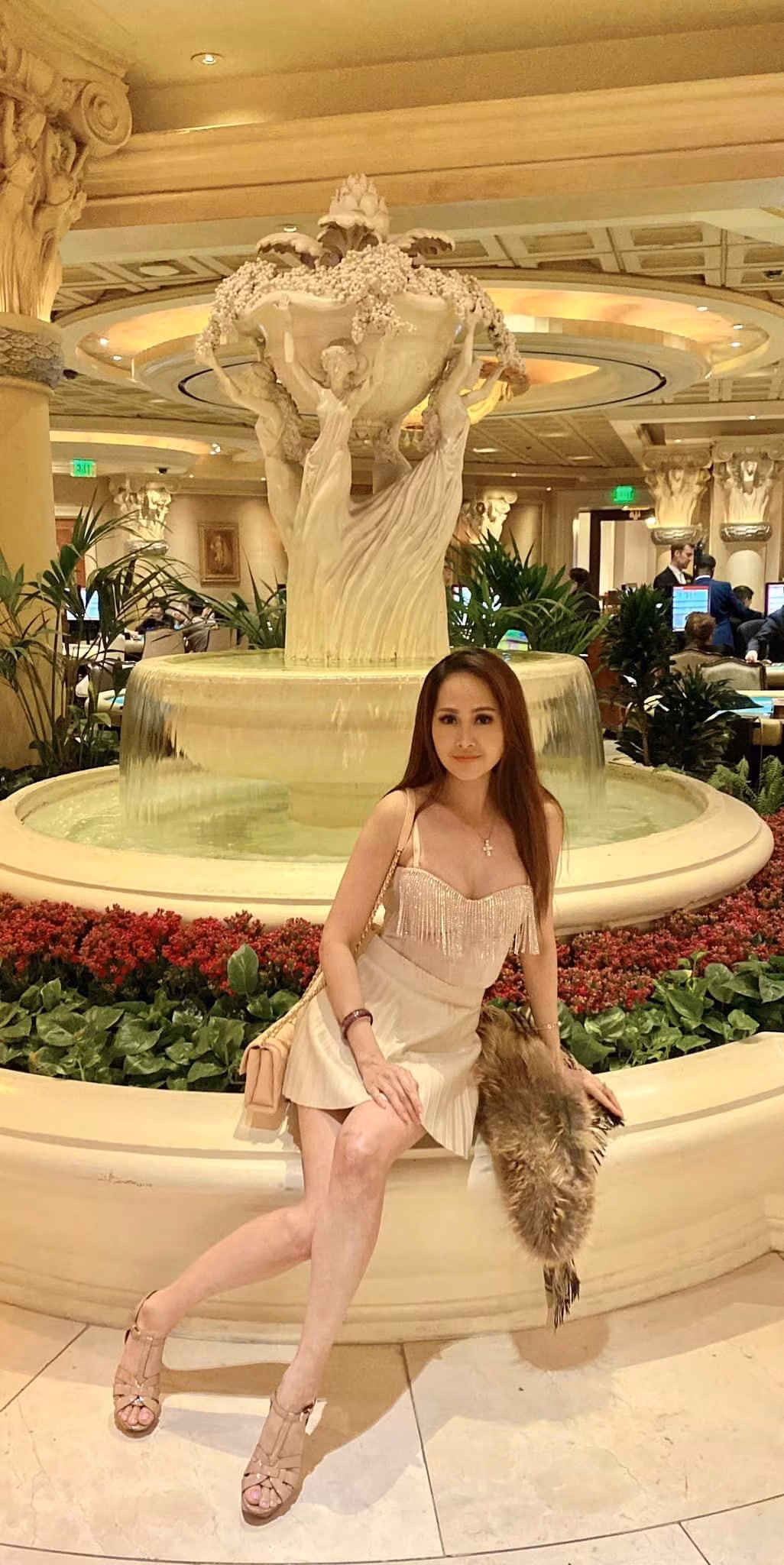 Nữ diễn viên vẫn thường xuyên cập nhật hình ảnh công việc, cuộc sống đời thường đến người hâm mộ thông qua trang Facebook cá nhân.