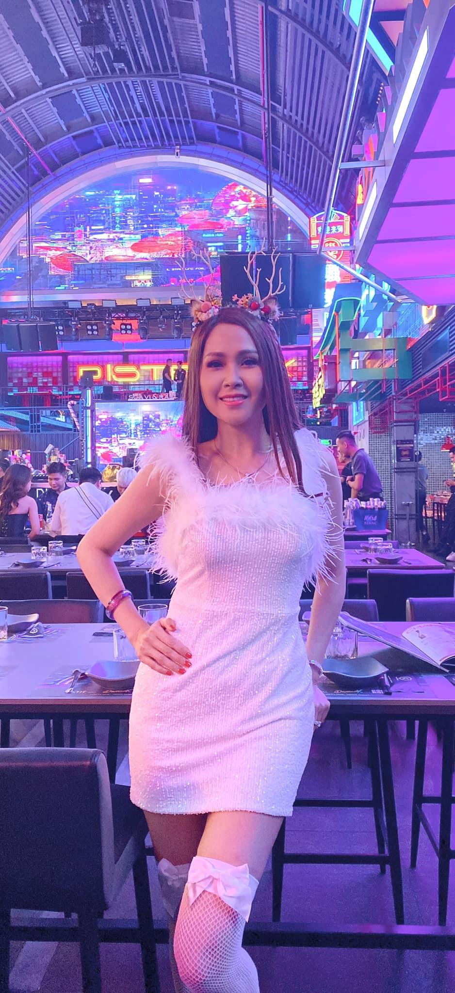 Ở tuổi U50, cô vẫn sở hữu nhan sắc rạng rỡ và vóc dáng khiến bao người mơ ước.