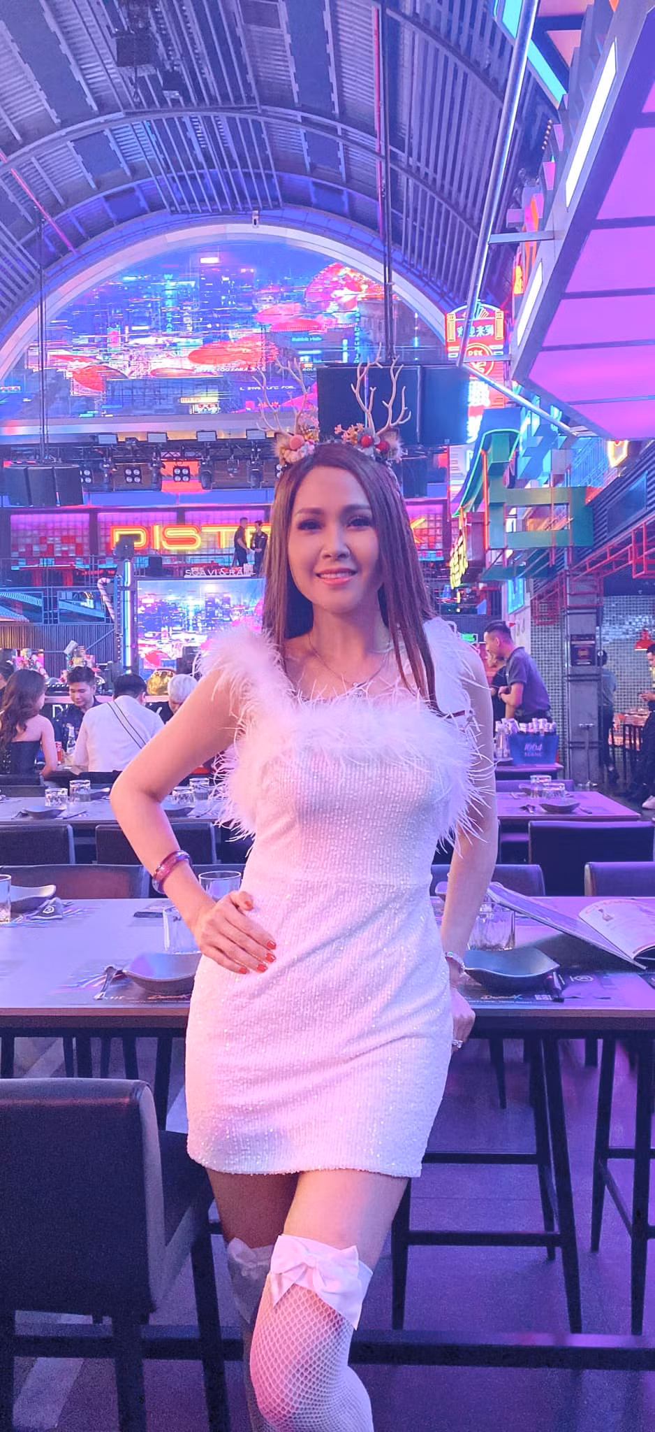 Ở tuổi U50, cô vẫn sở hữu nhan sắc rạng rỡ và vóc dáng khiến bao người mơ ước.