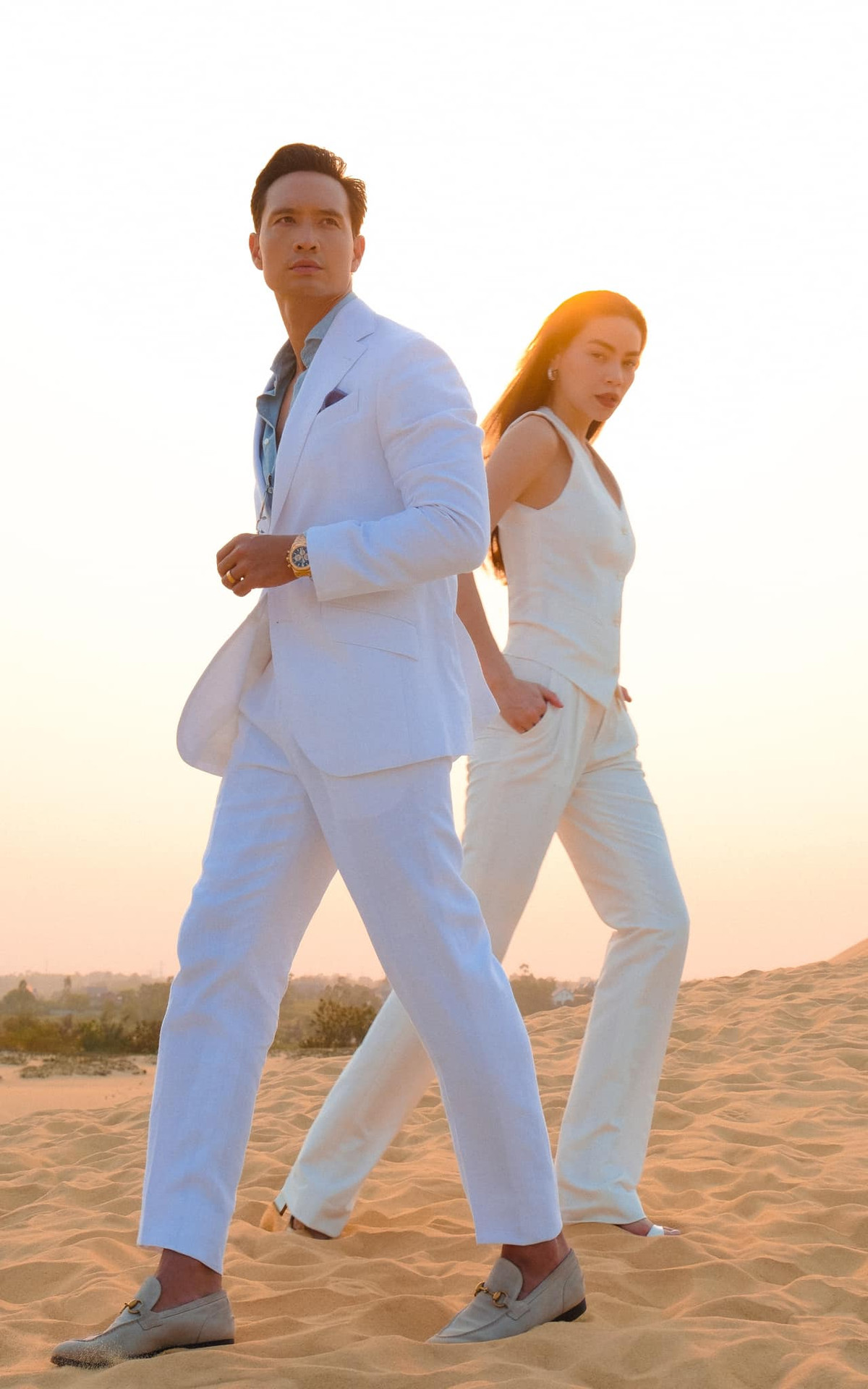 Kim Lý cũng không kém cạnh với bộ vest lịch lãm, cùng thần thái nam tính đầy thu hút.