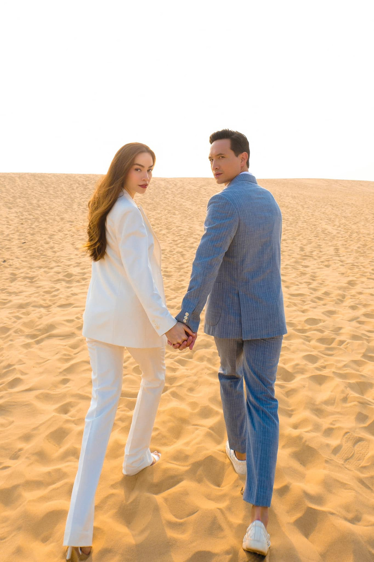 Cặp đôi thả dáng tình tứ bên nhau. Nhiều cư dân mạng còn khẳng định cả hai ngày càng có tướng phu thê.