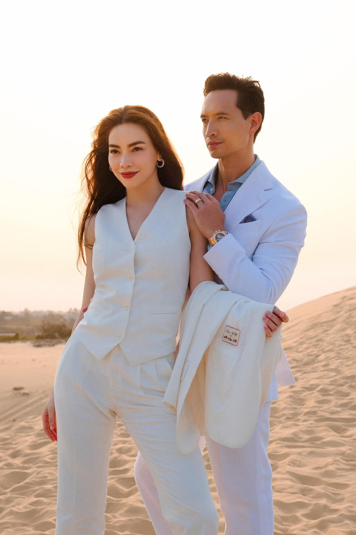 Lối trang điểm sắc sảo với đôi mắt và mái tóc bồng bềnh càng tôn lên vẻ đẹp quyến rũ của nữ ca sĩ.