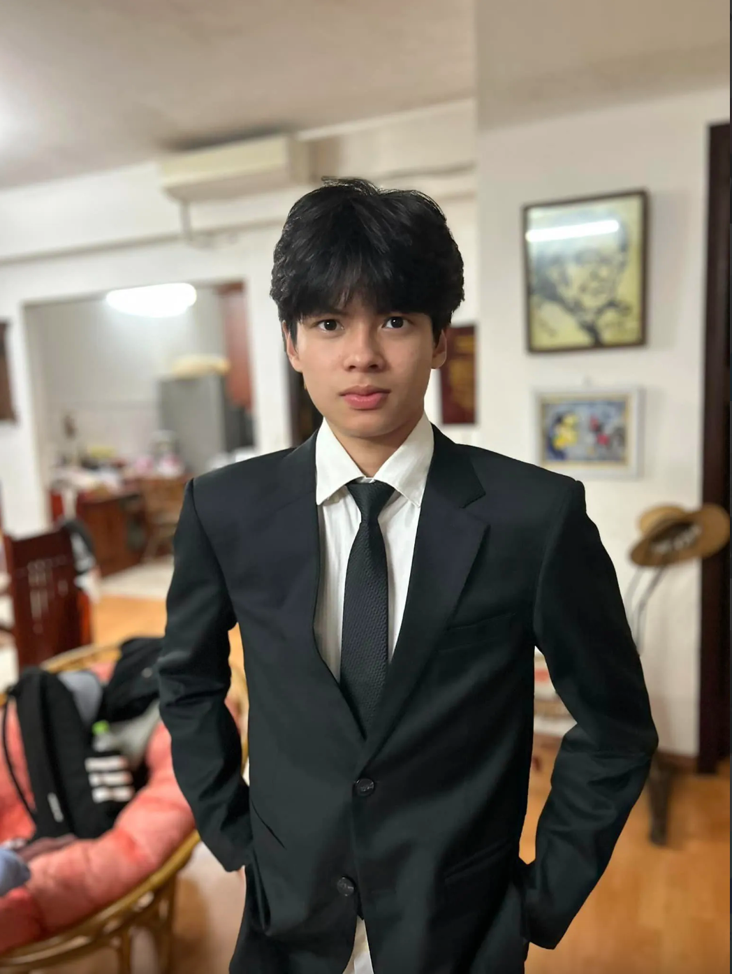 Hình ảnh mới nhất của Trần Bờm được chia sẻ trên trang mạng xã hội của đạo diễn Trần Lực đã nhanh chóng thu hút sự chú ý của cư dân mạng. Nhiều người nhận xét Bờm ngày càng giống bố.