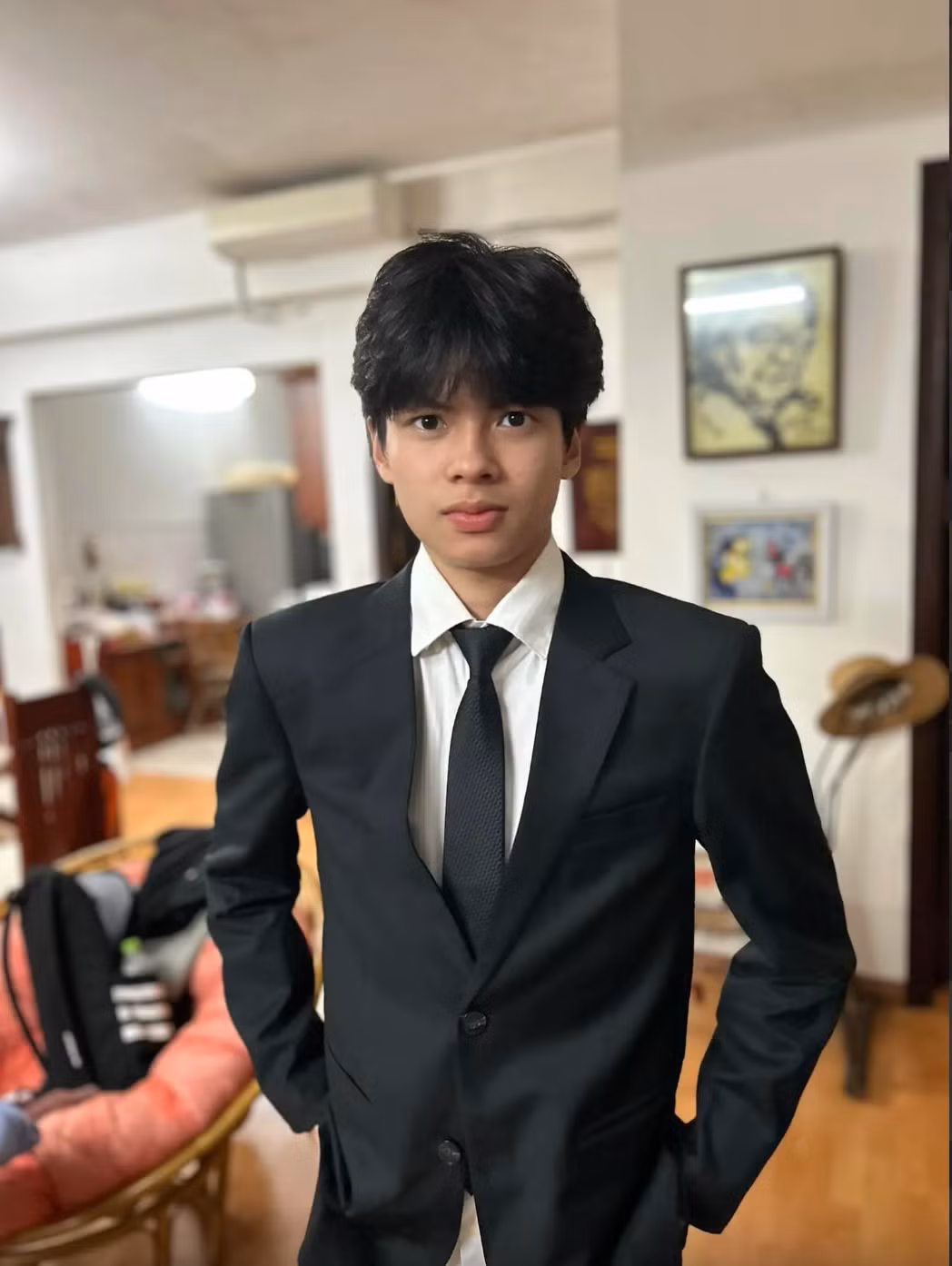 Hình ảnh mới nhất của Trần Bờm được chia sẻ trên trang mạng xã hội của đạo diễn Trần Lực đã nhanh chóng thu hút sự chú ý của cư dân mạng. Nhiều người nhận xét Bờm ngày càng giống bố.