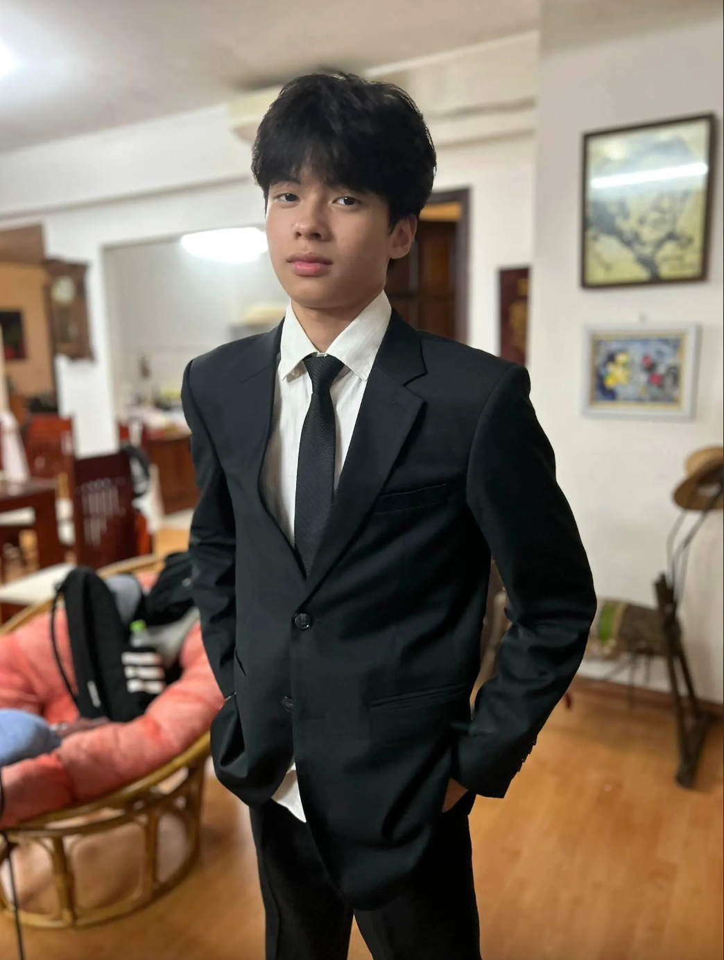 Ở tuổi 16, bé Bờm sở hữu chiều cao nổi trội, thần thái "soái ca" khiến dàn sao Việt phải để lại bình luận trầm trồ.