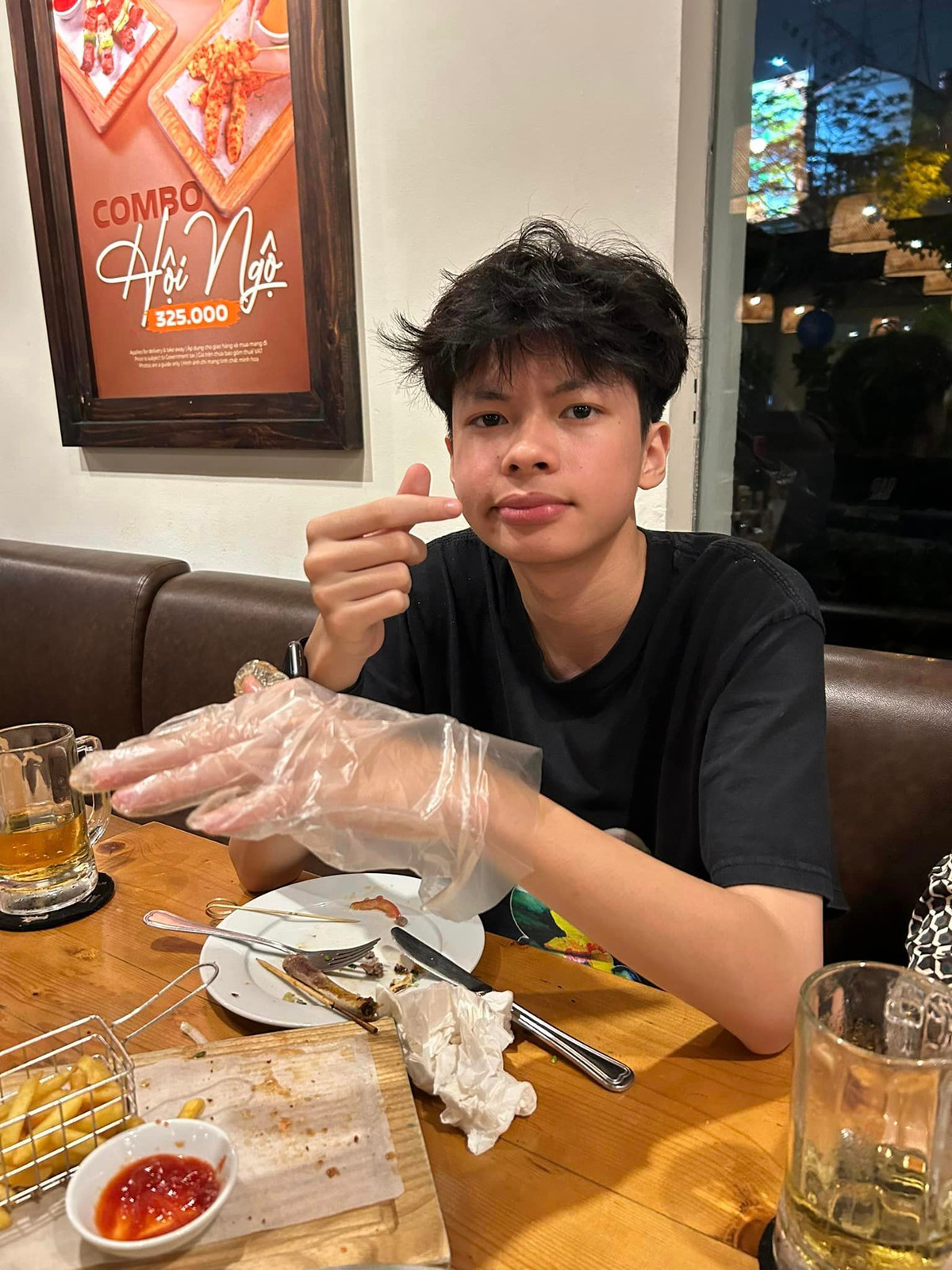 Không chỉ có vẻ ngoài ấn tượng, Trần Lực còn khoe con trai thích chơi trống, ca hát... bé có tính cách điềm đạm, thân thiết với bố.