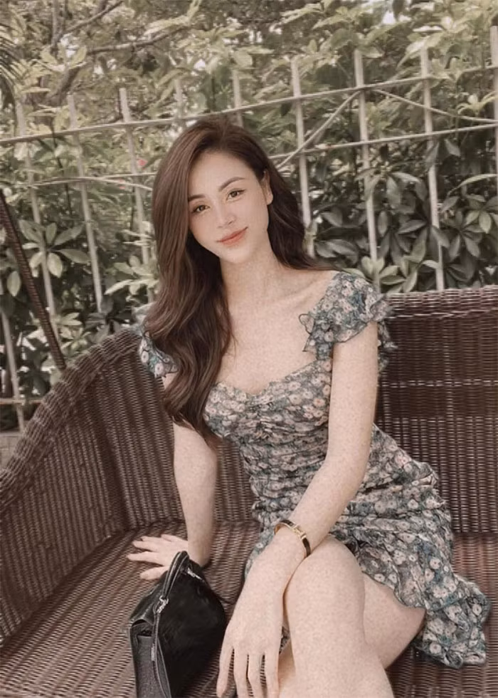 Hiện cô gây chú ý với vai tình địch của Hồng Diễm trong bộ phim "Trạm cứu hộ trái tim" đang phát sóng trên VTV.