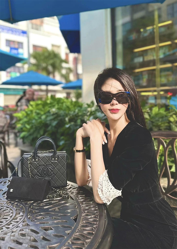 Lương Thu Trang là một trong những nữ diễn viên sành điệu nhất của màn ảnh phía Bắc. Cô sở hữu rất nhiều phụ kiện, trang phục hàng hiệu đắt tiền.