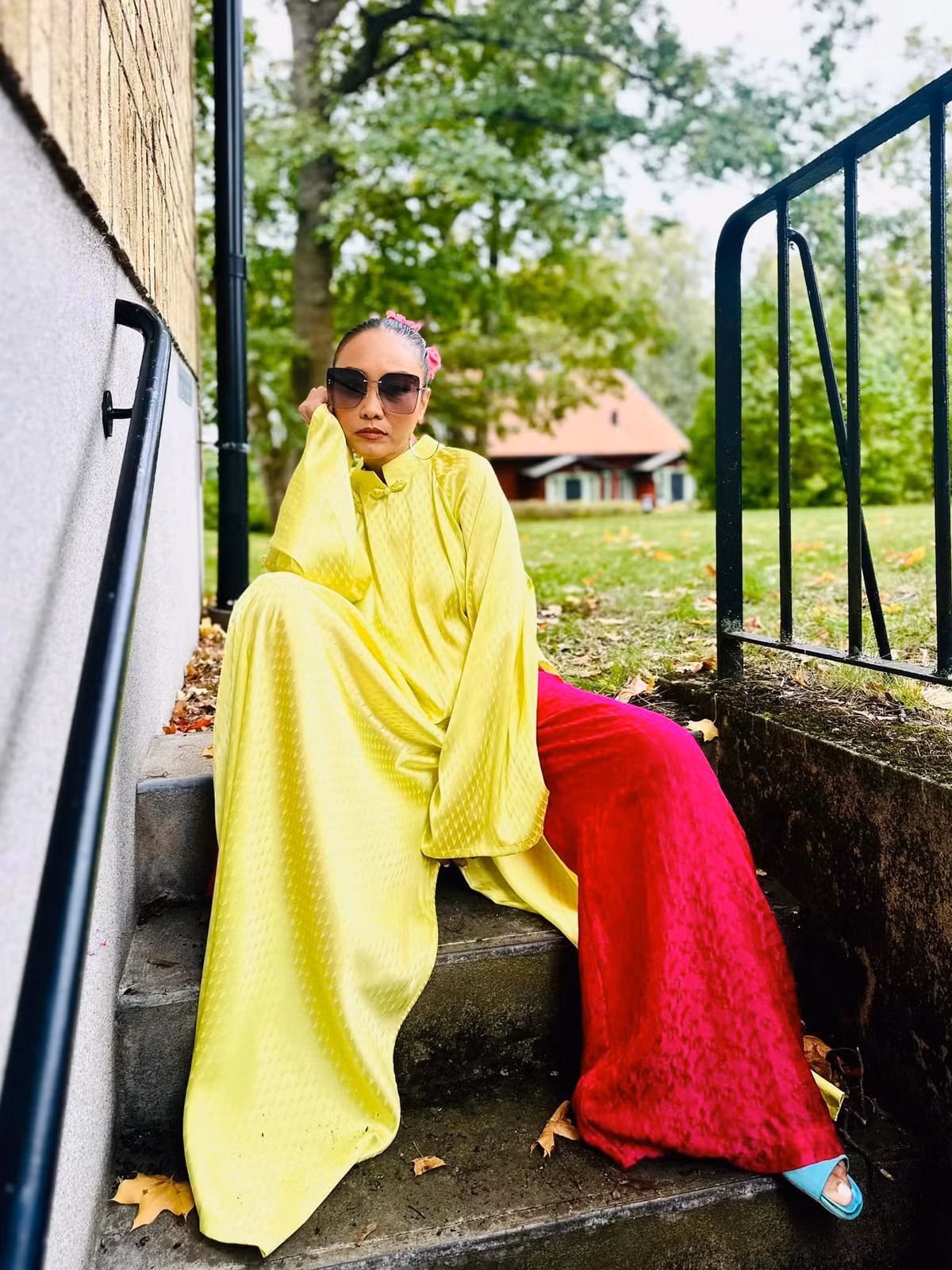 Đoan Trang diện áo dài sặc sỡ và tạo dáng hài hước. Ảnh: FB Doan Trang