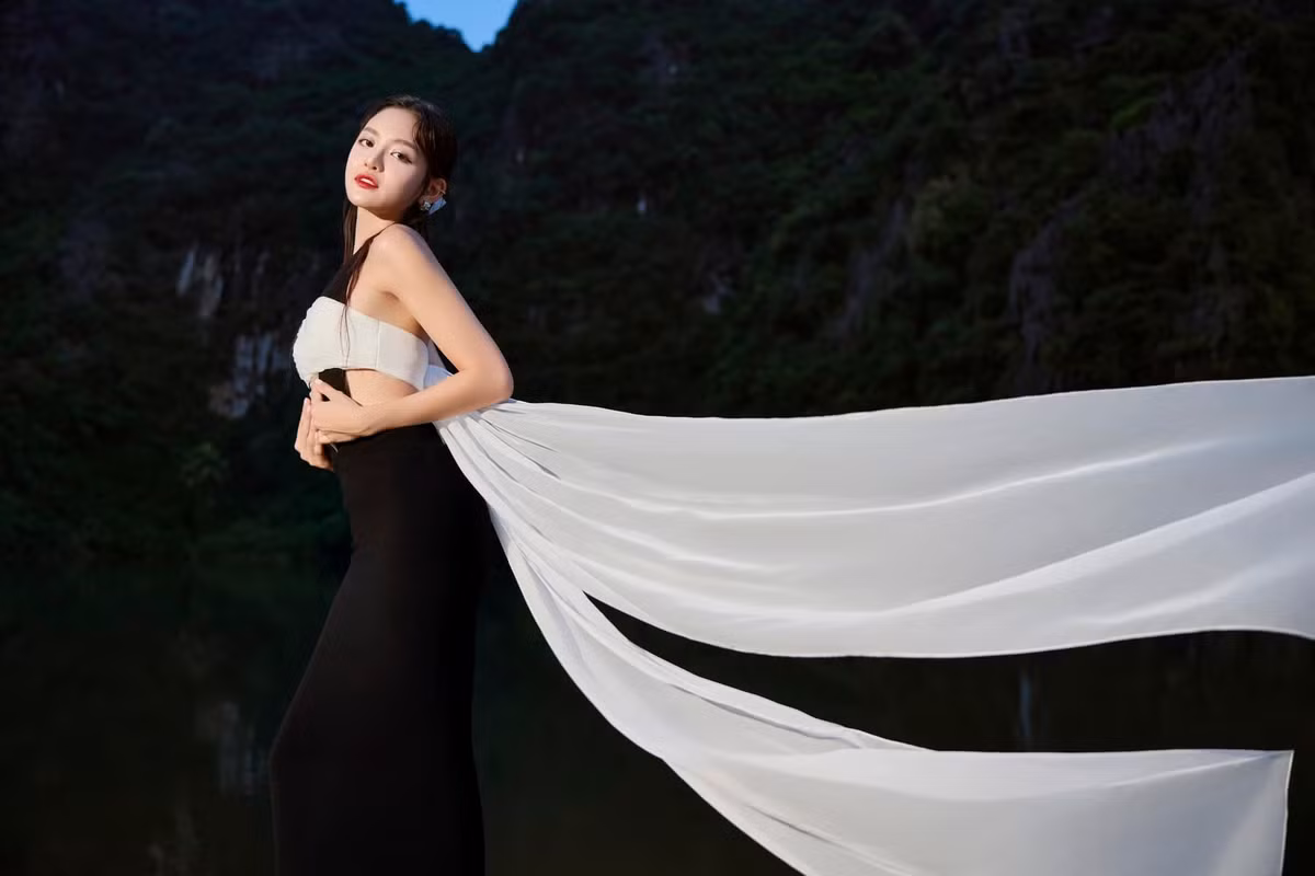 Diễn viên Thuỳ Anh gợi cảm giữa non nước Ninh Bình. Ảnh: FB Thuỳ Anh