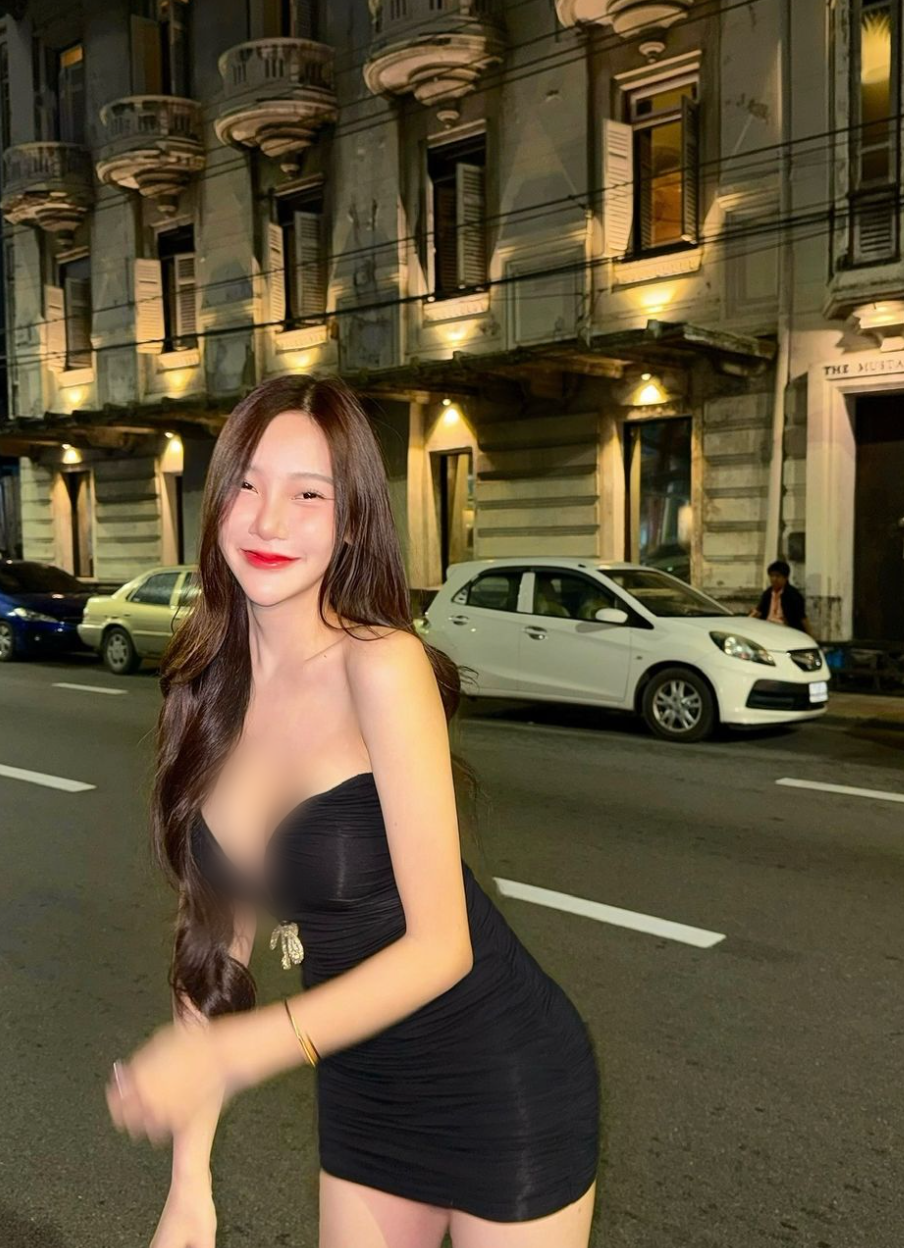 Những chiếc áo, váy cúp ngực lộ vòng 1 "ngộp thở" là item thường thấy của hot girl Thái Lan.