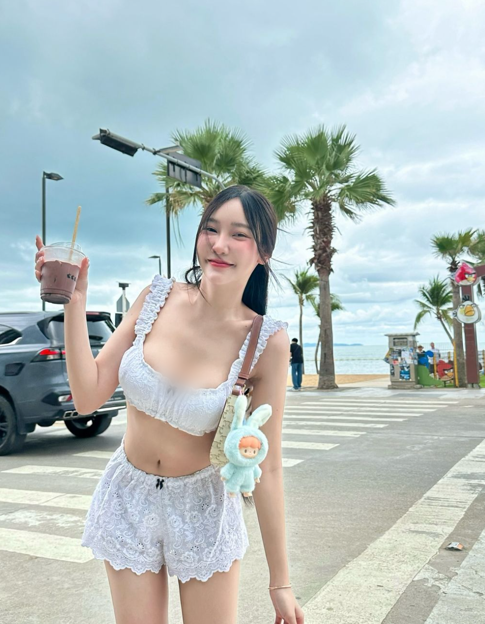 Natpaphat cố tình mặc trễ nải khoe vòng một.