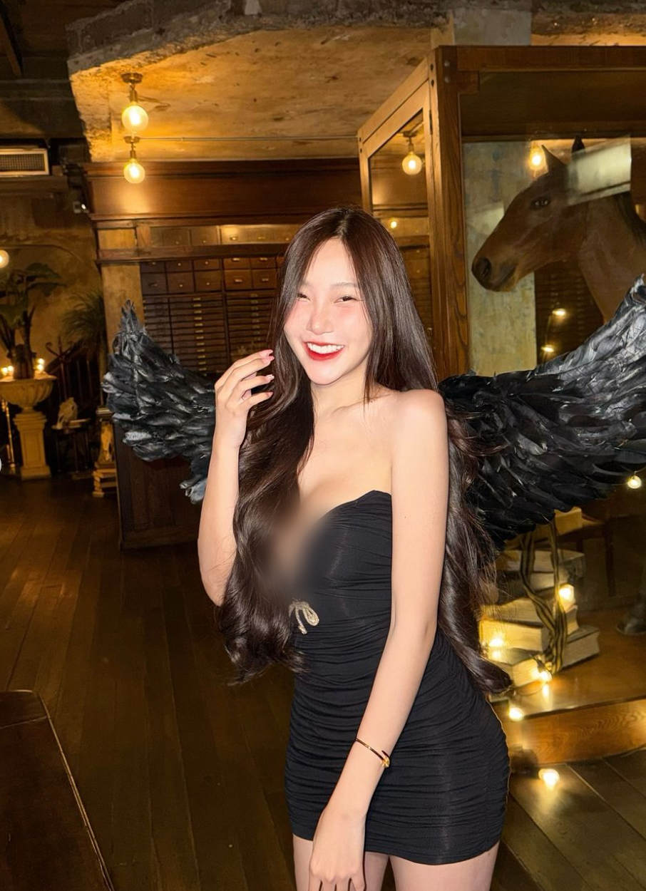 Tuy nhiên, cô nàng không ít lần mất điểm vì ăn mặc hở hang quá đà.