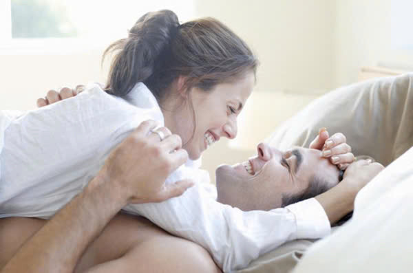  Giúp tăng cường trí nhớ: Tình dục giúp kích hoạt não bộ vì nó tạo ra một lượng hormone trong cơ thể. "Yêu" ngay vào buổi sáng có thể giúp não hoạt động tốt suốt cả ngày. Ảnh minh họa