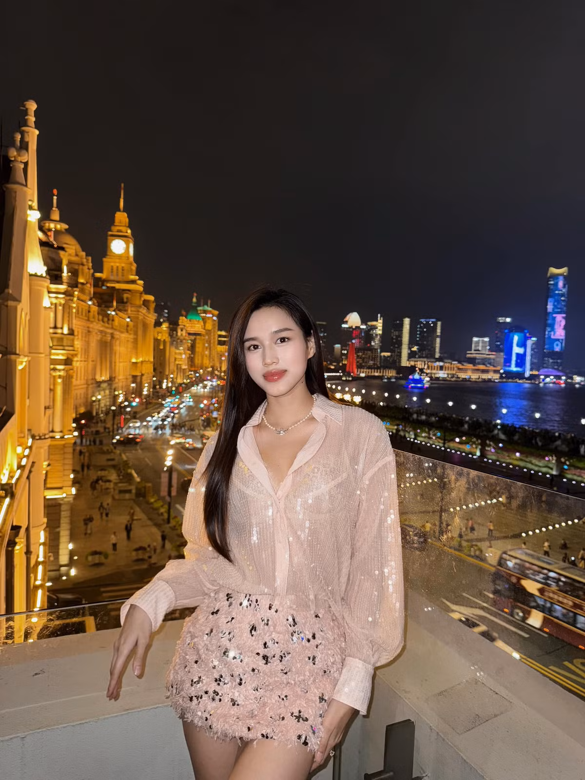  Tin tức sao Việt 24/10: Hoa hậu Đỗ Thị Hà khoe thần thái sang chảnh ở Thượng Hải. Ảnh: FB Đỗ Thị Hà