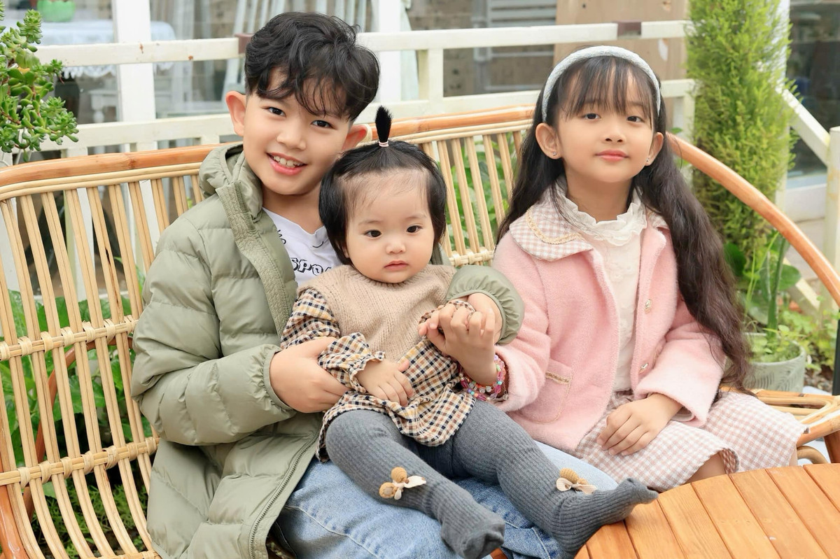 Ba thiên thần đáng yêu nhà Khánh Thi - Phan Hiển chụp ảnh trong chuyến du lịch Đà Lạt. Ảnh: FB Nguyen Khanh Thi