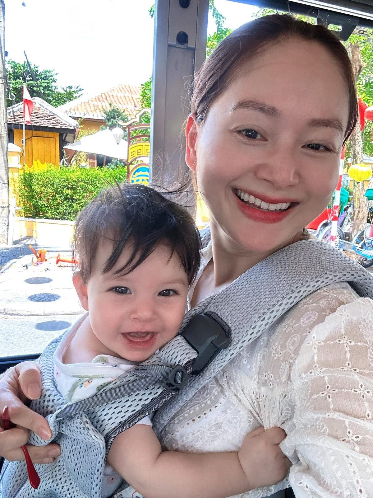 Diễn viên Lan Phương và con gái út cười tươi rói trong một khung hình, được viết gia đình cô đang du hí Hội An. Ảnh: FB Lan Phuong Nguyen