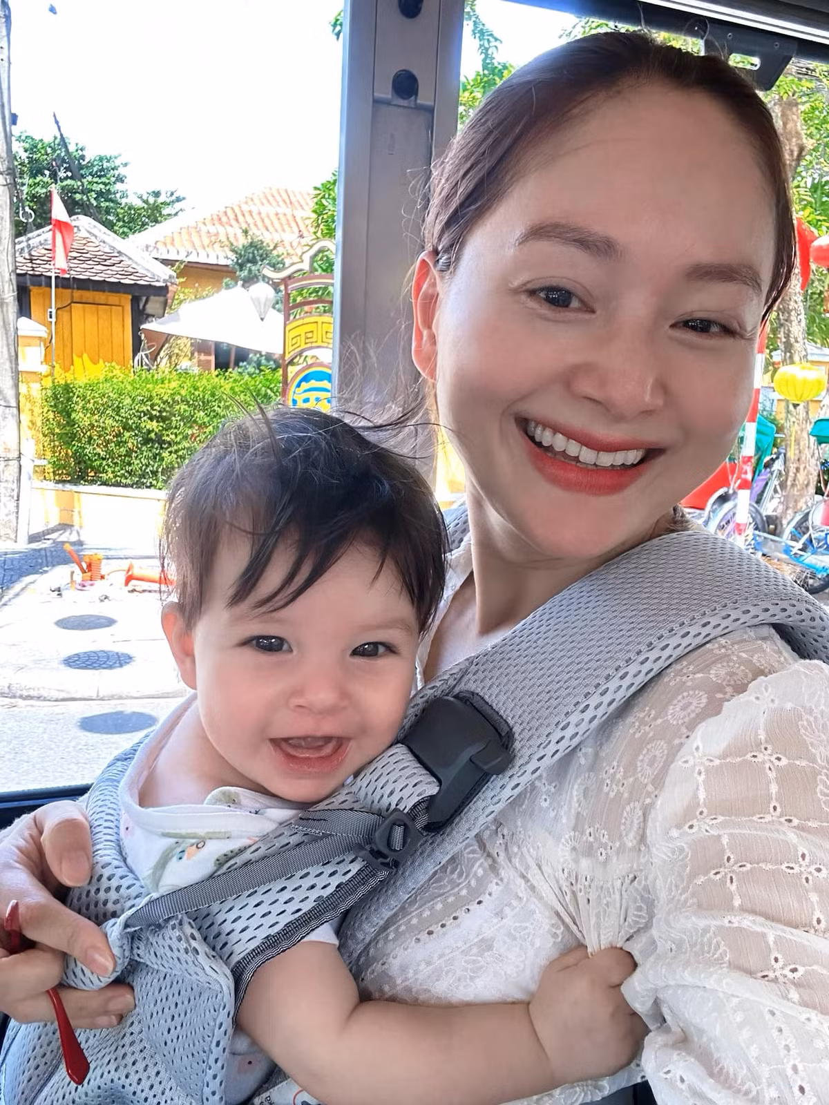 Diễn viên Lan Phương và con gái út cười tươi rói trong một khung hình, được viết gia đình cô đang du hí Hội An. Ảnh: FB Lan Phuong Nguyen