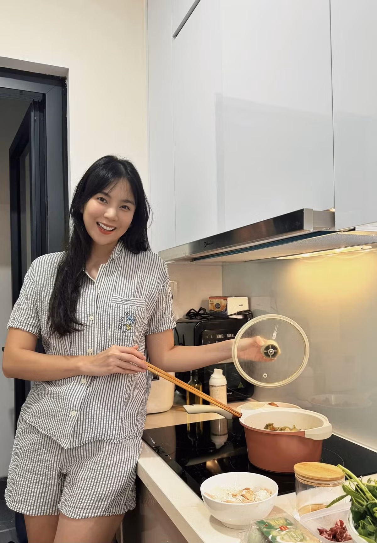 MC Mai Ngọc chia sẻ "sống một mình vẫn phải tươm tất" như: Ngủ và dậy sớm, ăn uống đủ chất, tập thể thao, nạp kiến thức... Ảnh: FB Mai Ngọc