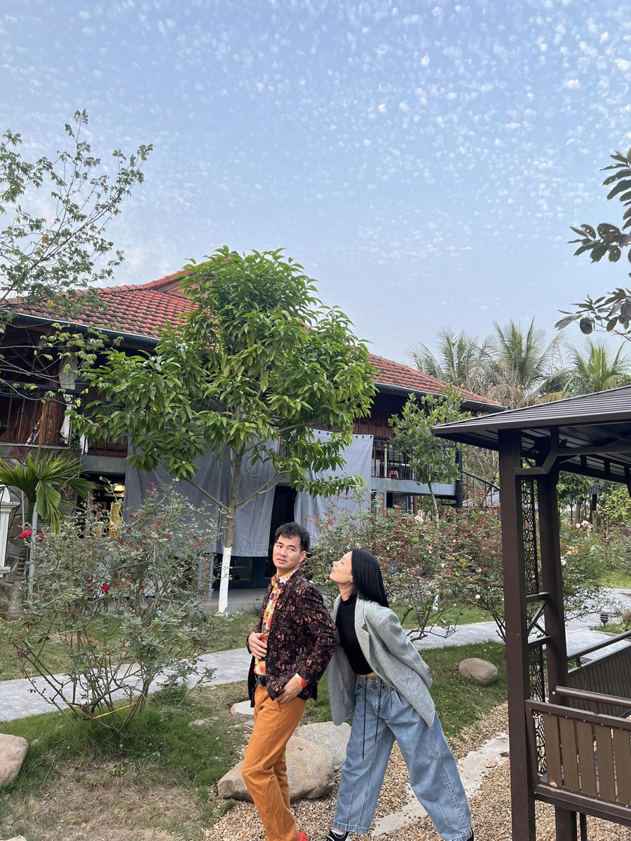 "Biệt phủ" của nam diễn viên bao quanh bởi vườn cây xanh, có hồ cá koi sang chảnh, nhiều loại cây đắt tiền, được ốp 4 mặt bằng gỗ tự nhiên.