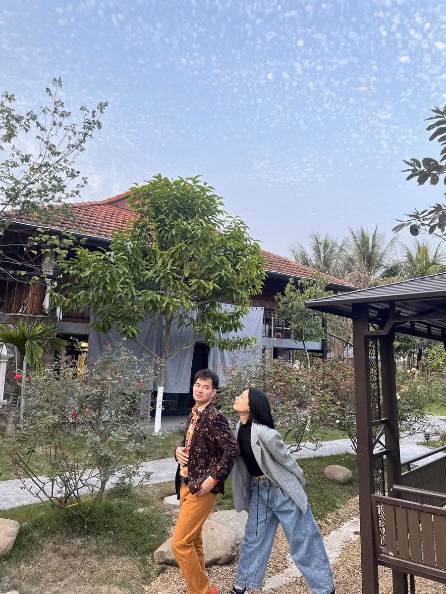 "Biệt phủ" của nam diễn viên bao quanh bởi vườn cây xanh, có hồ cá koi sang chảnh, nhiều loại cây đắt tiền, được ốp 4 mặt bằng gỗ tự nhiên.