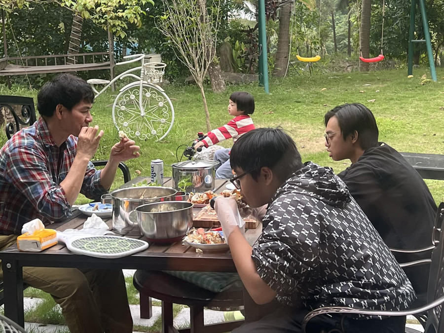 Đa phần diện tích đất ở biệt thự này đều được dùng để làm sân vườn, trồng cây và tạo hình non bộ.