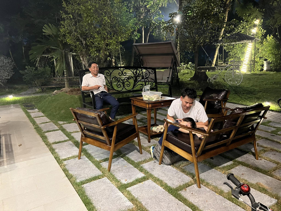 Điểm nhấn của biệt thự chính là khu sân vườn rộng rãi và thoáng đãng. Nơi đây là không gian lý tưởng để gia đình Xuân Bắc và bạn bè quây quần bên nhau.