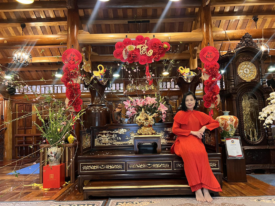 Bước vào bên trong là không gian mở, thoáng mát với nội thất gỗ được bài trí tinh tế, sang trọng. Từng chi tiết trong nhà đều toát lên sự tỉ mỉ, trau chuốt, thể hiện gu thẩm mỹ tinh tế của gia chủ.