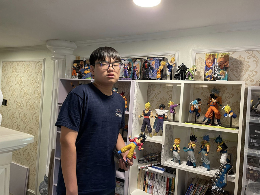 Nổi bật trong căn phòng là chiếc kệ lớn để trưng bày bộ sưu tập mô hình các nhân vật và bộ truyện tranh nổi tiếng 7 viên ngọc rồng.