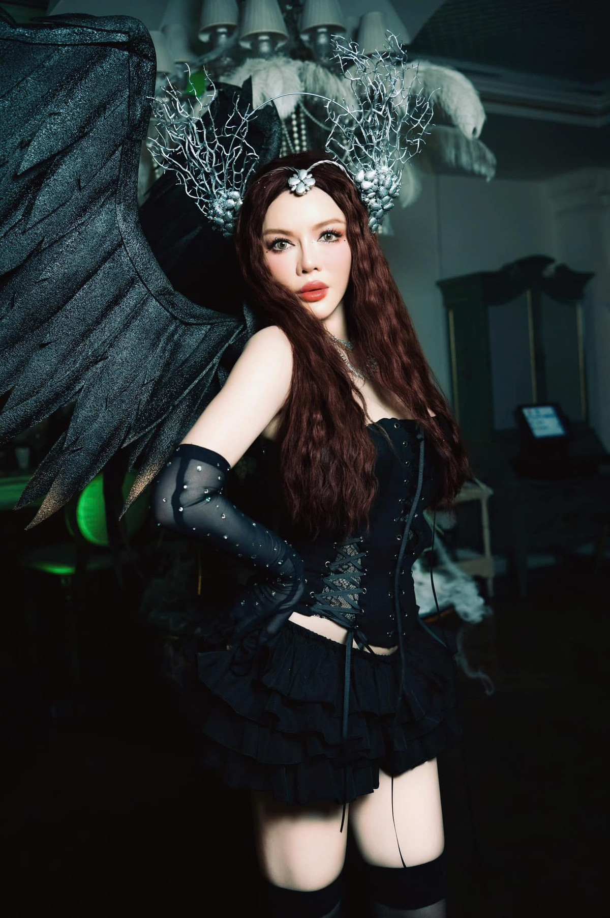 Lý Nhã Kỳ hóa thân thành "Thiên thần bóng đêm" trong bộ cánh đen huyền bí. Ảnh: FB Ly Nha Ky