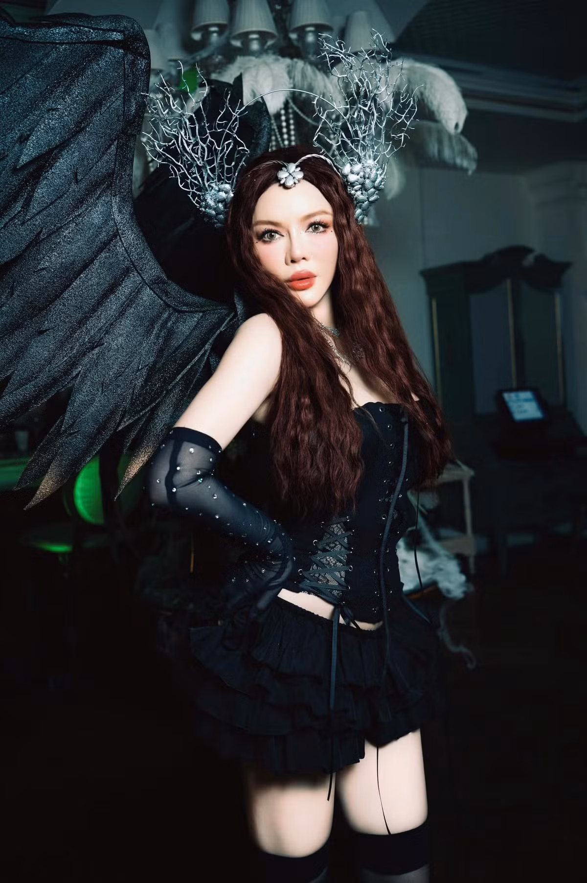 Lý Nhã Kỳ hóa thân thành "Thiên thần bóng đêm" trong bộ cánh đen huyền bí. Ảnh: FB Ly Nha Ky