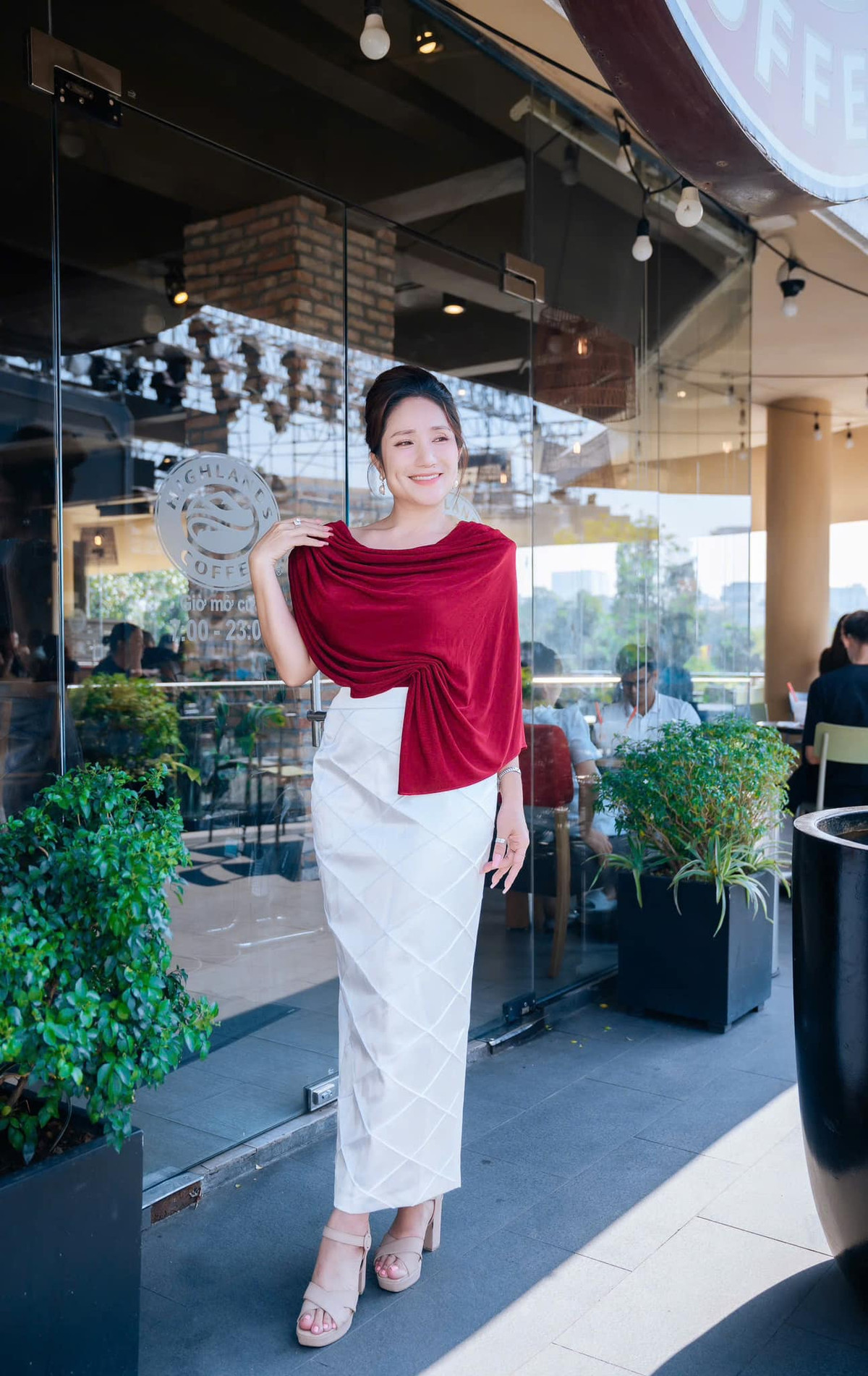 NSƯT Cát Tường được khen đằm thắm, nền nã với bộ trang phục dạo phố. Ảnh: FB Nguyễn Trí Cát Tường