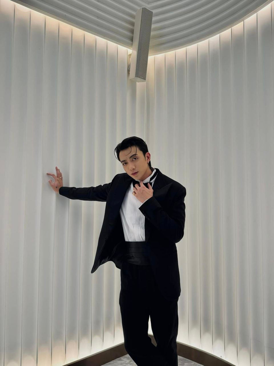 Soobin Hoàng Sơn khiến fan nữ mê mẩn khi lên đồ theo phong cách lịch lãm. Ảnh: FB Soobin