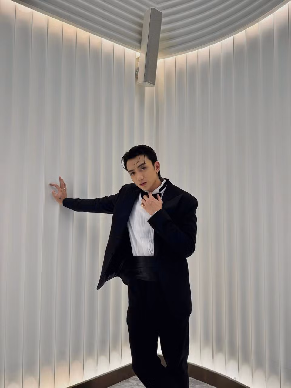 Soobin Hoàng Sơn khiến fan nữ mê mẩn khi lên đồ theo phong cách lịch lãm. Ảnh: FB Soobin