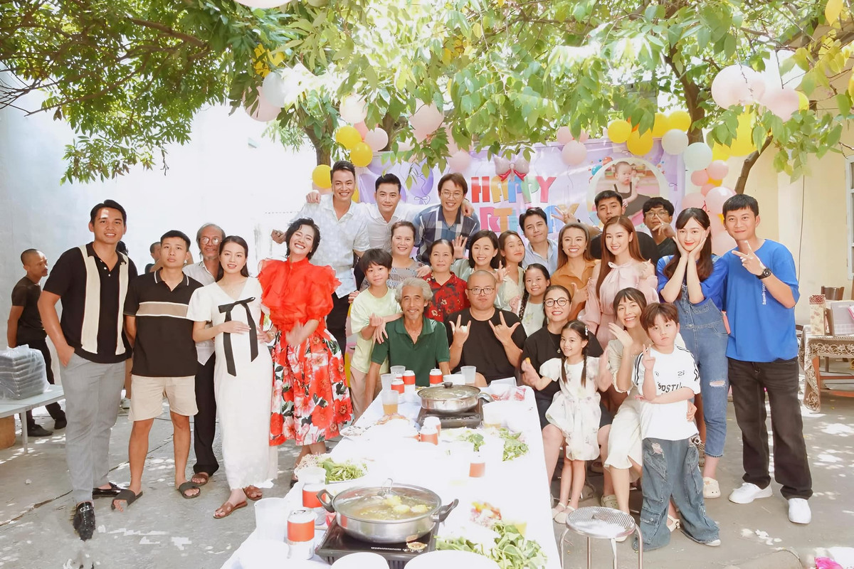 Minh Cúc chia sẻ ngày đóng máy phim "Sao kim bắn tim sao hỏa": "Thoả nỗi mong ước của bà Khánh. Bà lên chức bác có cháu bồng cháu bế rùi mọi người ơi. Kết thúc những ngày tháng sóng gió, giận hờn... để cuối cùng tất cả đều có những yêu thương xứng đáng". Ảnh: FB Đặng Minh Cúc