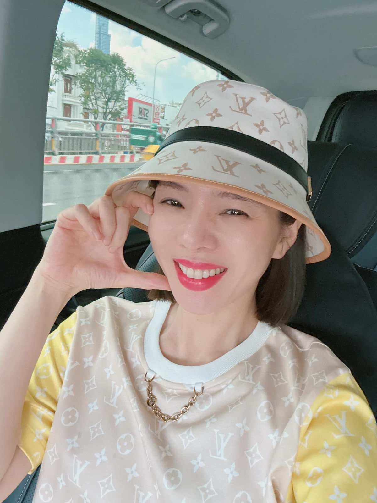 Lệ Quyên đăng hình ảnh cười rạng rỡ, nữ ca sĩ sống chậm, ghé các nơi thân thuộc trong những ngày cuối tuần rảnh rỗi. Ảnh: FB Lệ Quyên