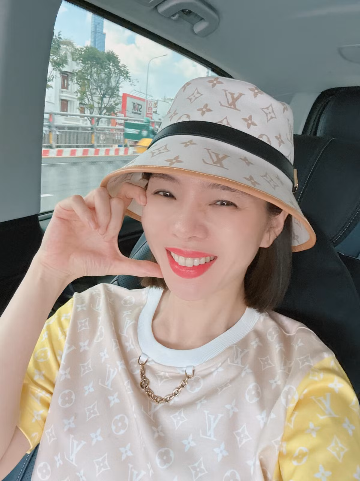 Lệ Quyên đăng hình ảnh cười rạng rỡ, nữ ca sĩ sống chậm, ghé các nơi thân thuộc trong những ngày cuối tuần rảnh rỗi. Ảnh: FB Lệ Quyên