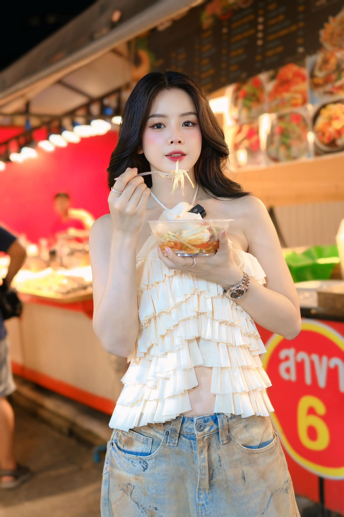 DJ Mie dạo phố thưởng thức các món ăn. Ảnh: FB DJ Mie