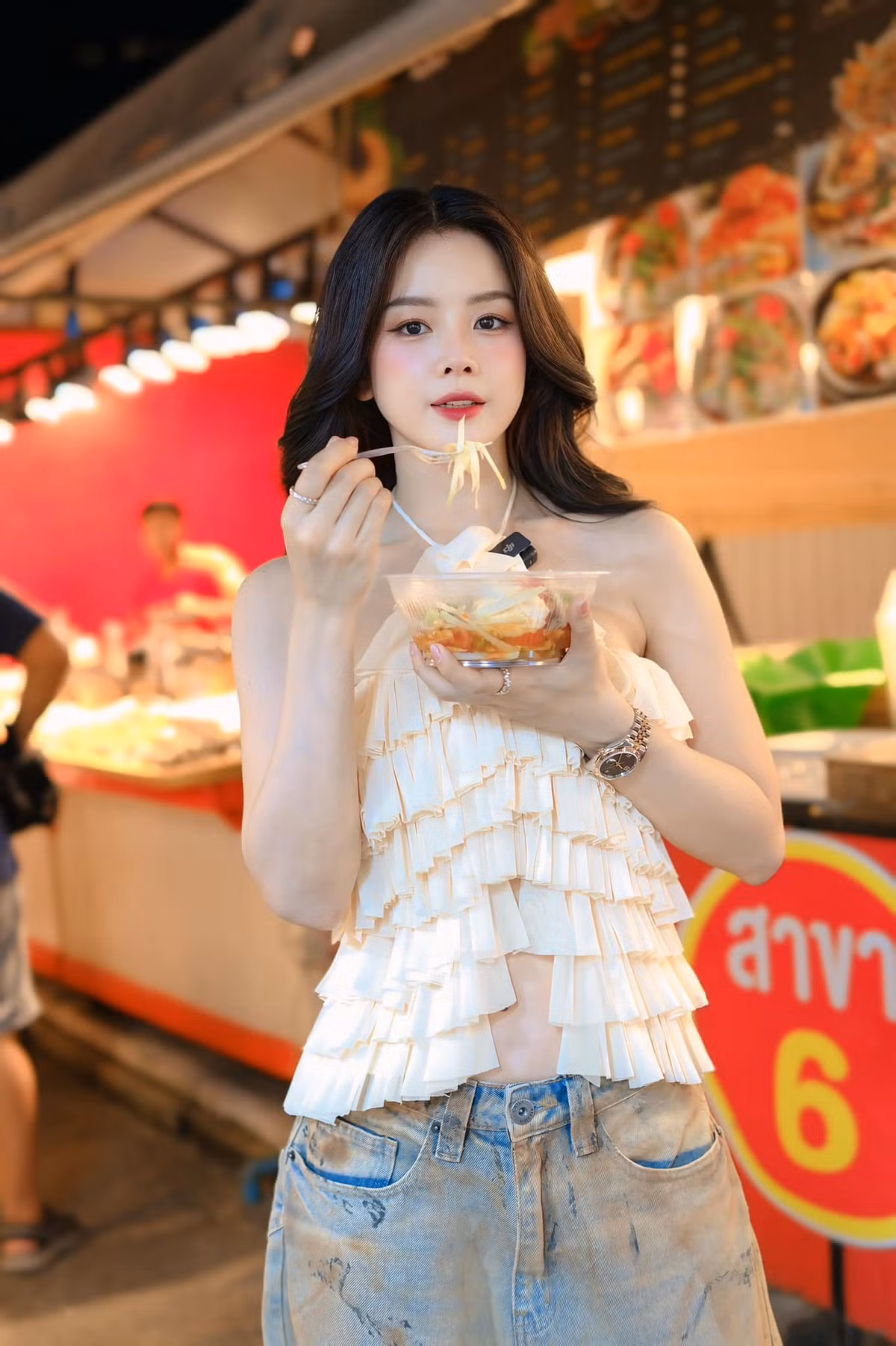 DJ Mie dạo phố thưởng thức các món ăn. Ảnh: FB DJ Mie