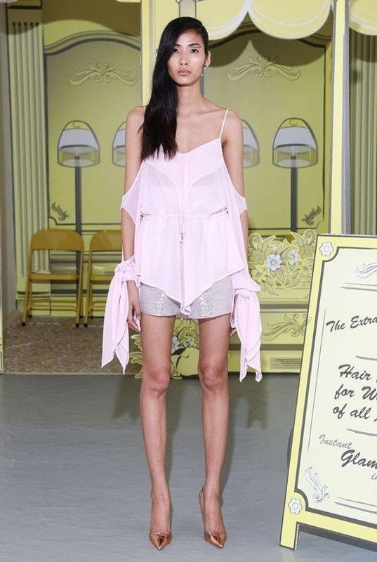 Sau cuộc thi, Hoàng Thùy bước vào con đường người mẫu chuyên nghiệp nhưng thân hình vẫn rất gầy gò. Ảnh: Zing