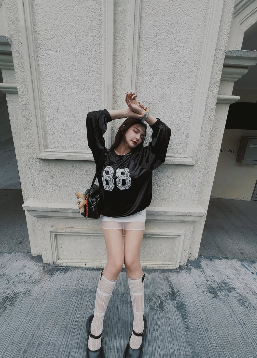 Quần ngắn hay áo trễ nải là item thời trang cô nàng hay lựa chọn.